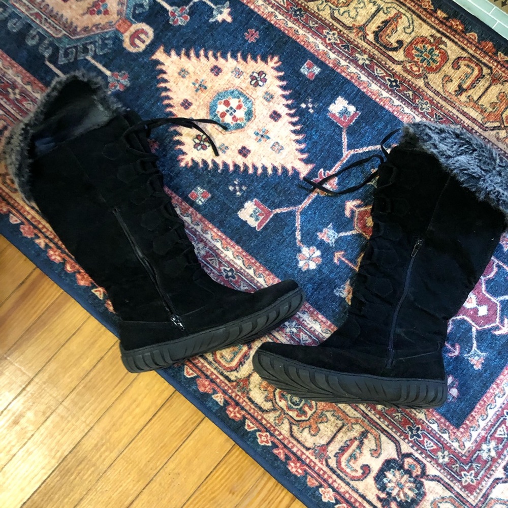 Sorrel like knee high black suede boots. Large calf. Size 10. black.